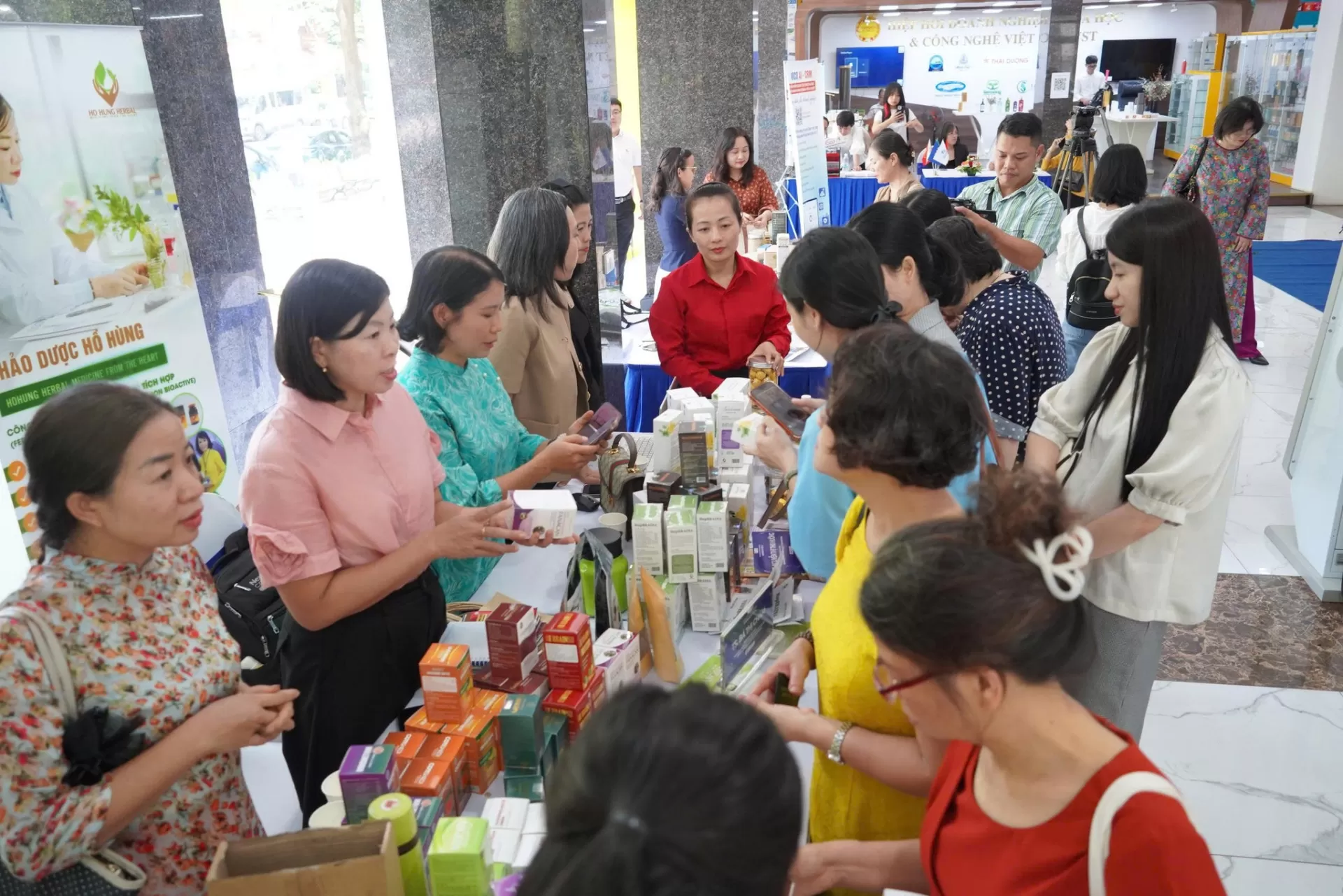 Hội thảo &ldquo;Kết nối c&ocirc;ng nghệ - Women in Tech&rdquo; tạo kh&ocirc;ng gian để c&aacute;c nh&agrave; khoa học nữ giới thiệu những c&ocirc;ng nghệ đ&atilde; được nghi&ecirc;n cứu, đồng thời t&igrave;m kiếm doanh nghiệp c&oacute; nhu cầu ứng dụng, đầu tư v&agrave; ph&aacute;t triển sản phẩm.
